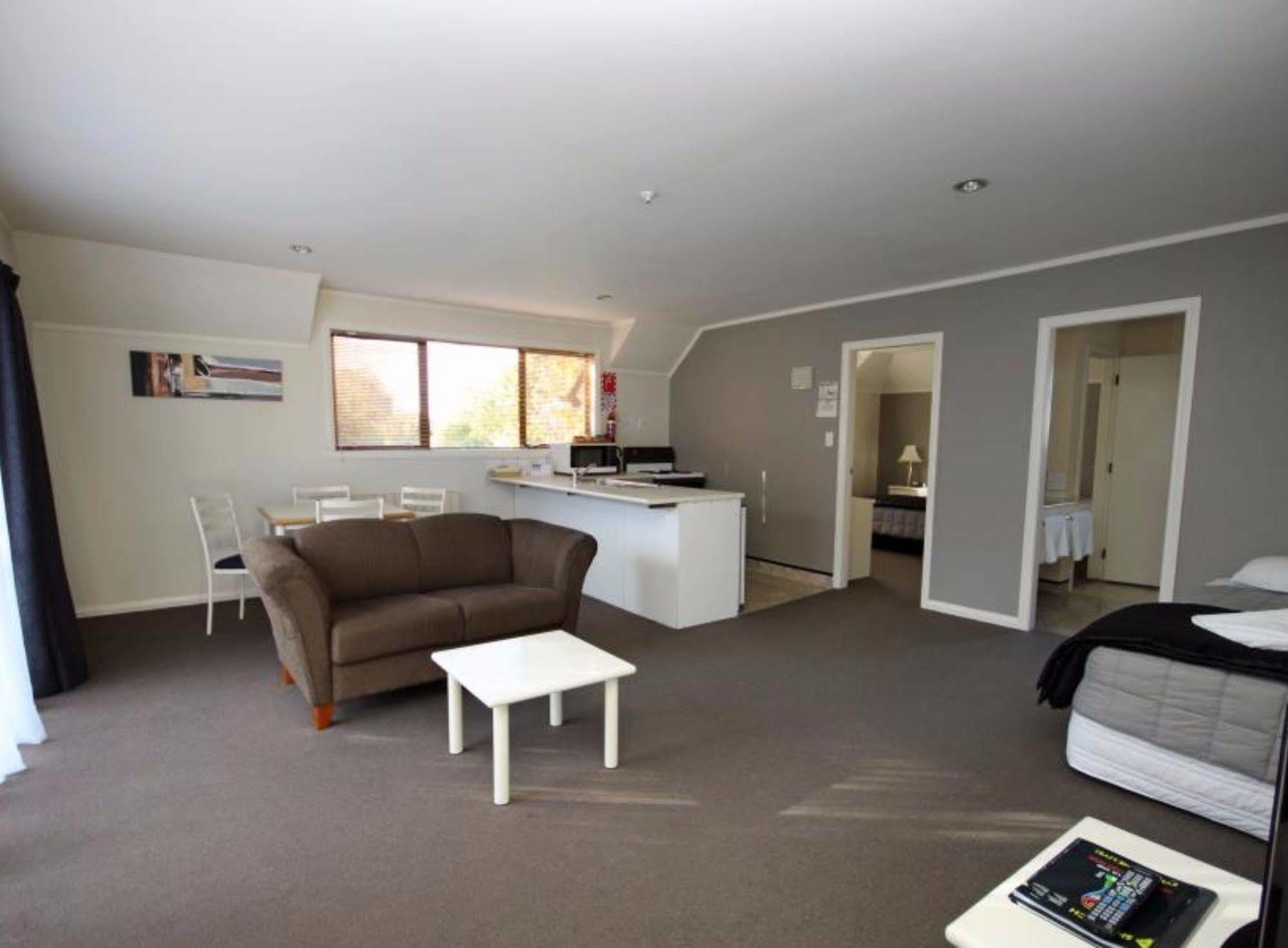 Champers Motor Inn Lower Hutt Eksteriør billede