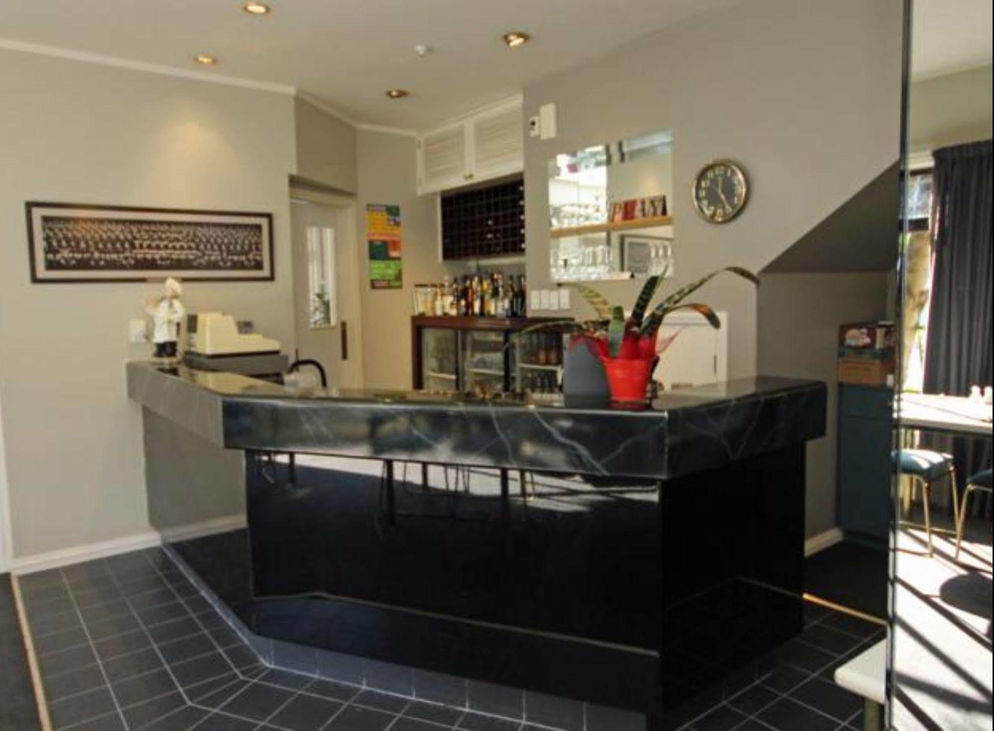 Champers Motor Inn Lower Hutt Eksteriør billede